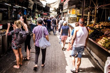 Tel Aviv, İsrail - 18 Nisan 2022 Taze sebze, meyve, zeytin, baharat, erzak, yiyecek ve içecekler Tel Aviv 'deki en ünlü pazarlardan Shuk HaCarmel' de satılıyor.