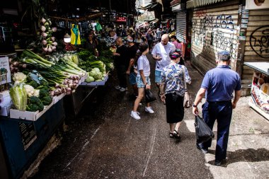 Tel Aviv, İsrail - 18 Nisan 2022 Taze sebze, meyve, zeytin, baharat, erzak, yiyecek ve içecekler Tel Aviv 'deki en ünlü pazarlardan Shuk HaCarmel' de satılıyor.