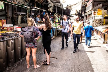 Tel Aviv, İsrail - 18 Nisan 2022 Taze sebze, meyve, zeytin, baharat, erzak, yiyecek ve içecekler Tel Aviv 'deki en ünlü pazarlardan Shuk HaCarmel' de satılıyor.
