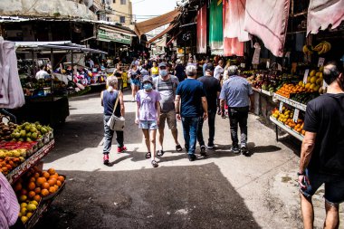 Tel Aviv, İsrail - 18 Nisan 2022 Taze sebze, meyve, zeytin, baharat, erzak, yiyecek ve içecekler Tel Aviv 'deki en ünlü pazarlardan Shuk HaCarmel' de satılıyor.