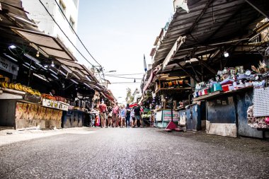 Tel Aviv, İsrail - 18 Nisan 2022 Taze sebze, meyve, zeytin, baharat, erzak, yiyecek ve içecekler Tel Aviv 'deki en ünlü pazarlardan Shuk HaCarmel' de satılıyor.
