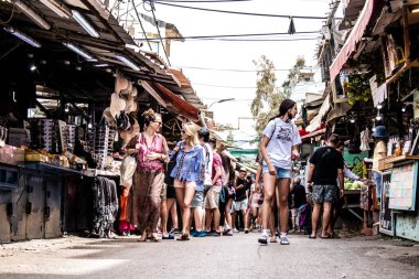 Tel Aviv, İsrail - 18 Nisan 2022 Taze sebze, meyve, zeytin, baharat, erzak, yiyecek ve içecekler Tel Aviv 'deki en ünlü pazarlardan Shuk HaCarmel' de satılıyor.