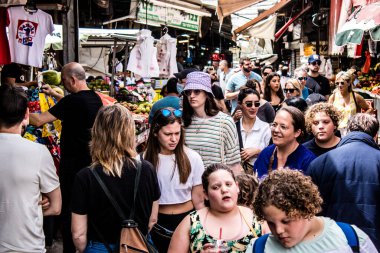 Tel Aviv, İsrail - 18 Nisan 2022 Taze sebze, meyve, zeytin, baharat, erzak, yiyecek ve içecekler Tel Aviv 'deki en ünlü pazarlardan Shuk HaCarmel' de satılıyor.