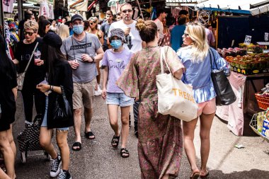 Tel Aviv, İsrail - 18 Nisan 2022 Taze sebze, meyve, zeytin, baharat, erzak, yiyecek ve içecekler Tel Aviv 'deki en ünlü pazarlardan Shuk HaCarmel' de satılıyor.