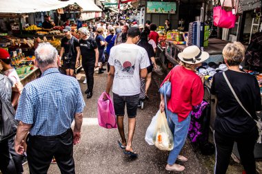 Tel Aviv, İsrail - 18 Nisan 2022 Taze sebze, meyve, zeytin, baharat, erzak, yiyecek ve içecekler Tel Aviv 'deki en ünlü pazarlardan Shuk HaCarmel' de satılıyor.