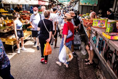 Tel Aviv, İsrail - 18 Nisan 2022 Taze sebze, meyve, zeytin, baharat, erzak, yiyecek ve içecekler Tel Aviv 'deki en ünlü pazarlardan Shuk HaCarmel' de satılıyor.