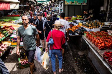 Tel Aviv, İsrail - 18 Nisan 2022 Taze sebze, meyve, zeytin, baharat, erzak, yiyecek ve içecekler Tel Aviv 'deki en ünlü pazarlardan Shuk HaCarmel' de satılıyor.