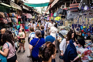 Tel Aviv, İsrail - 18 Nisan 2022 Taze sebze, meyve, zeytin, baharat, erzak, yiyecek ve içecekler Tel Aviv 'deki en ünlü pazarlardan Shuk HaCarmel' de satılıyor.