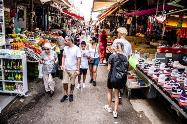 Tel Aviv, İsrail - 18 Nisan 2022 Taze sebze, meyve, zeytin, baharat, erzak, yiyecek ve içecekler Tel Aviv 'deki en ünlü pazarlardan Shuk HaCarmel' de satılıyor.