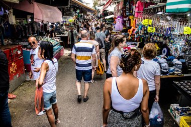 Tel Aviv, İsrail - 18 Nisan 2022 Taze sebze, meyve, zeytin, baharat, erzak, yiyecek ve içecekler Tel Aviv 'deki en ünlü pazarlardan Shuk HaCarmel' de satılıyor.