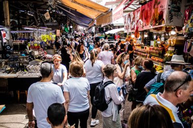 Tel Aviv, İsrail - 18 Nisan 2022 Taze sebze, meyve, zeytin, baharat, erzak, yiyecek ve içecekler Tel Aviv 'deki en ünlü pazarlardan Shuk HaCarmel' de satılıyor.