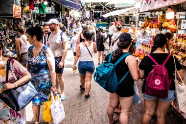 Tel Aviv, İsrail - 18 Nisan 2022 Taze sebze, meyve, zeytin, baharat, erzak, yiyecek ve içecekler Tel Aviv 'deki en ünlü pazarlardan Shuk HaCarmel' de satılıyor.