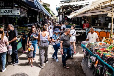 Tel Aviv, İsrail - 18 Nisan 2022 Taze sebze, meyve, zeytin, baharat, erzak, yiyecek ve içecekler Tel Aviv 'deki en ünlü pazarlardan Shuk HaCarmel' de satılıyor.