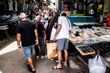 Tel Aviv, İsrail - 18 Nisan 2022 Taze sebze, meyve, zeytin, baharat, erzak, yiyecek ve içecekler Tel Aviv 'deki en ünlü pazarlardan Shuk HaCarmel' de satılıyor.