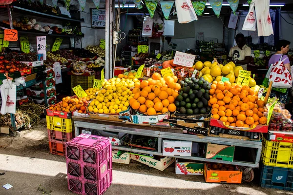 Tel Aviv, İsrail - 18 Nisan 2022 Taze sebze, meyve, zeytin, baharat, erzak, yiyecek ve içecekler Tel Aviv 'deki en ünlü pazarlardan Shuk HaCarmel' de satılıyor.