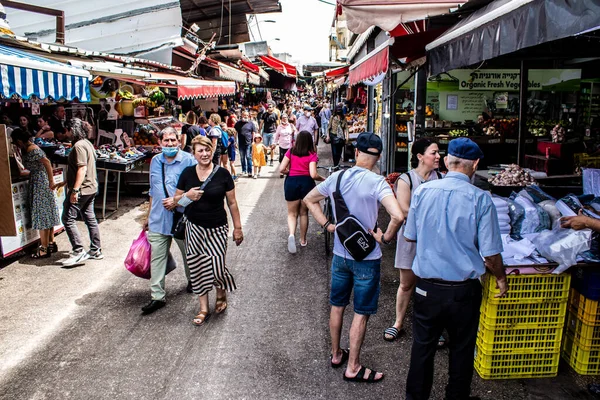 Tel Aviv, İsrail - 18 Nisan 2022 Taze sebze, meyve, zeytin, baharat, erzak, yiyecek ve içecekler Tel Aviv 'deki en ünlü pazarlardan Shuk HaCarmel' de satılıyor.