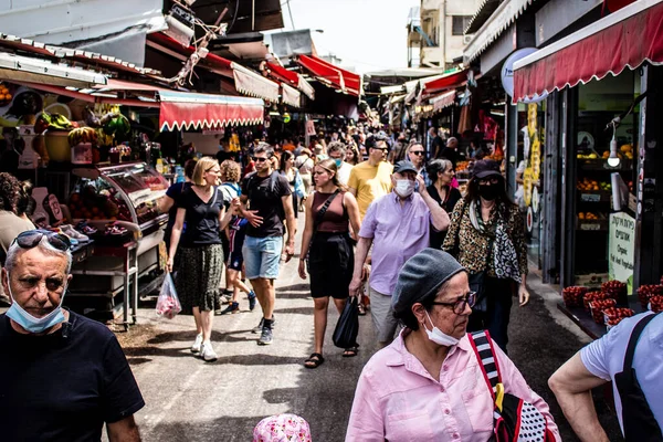 Tel Aviv, İsrail - 18 Nisan 2022 Taze sebze, meyve, zeytin, baharat, erzak, yiyecek ve içecekler Tel Aviv 'deki en ünlü pazarlardan Shuk HaCarmel' de satılıyor.