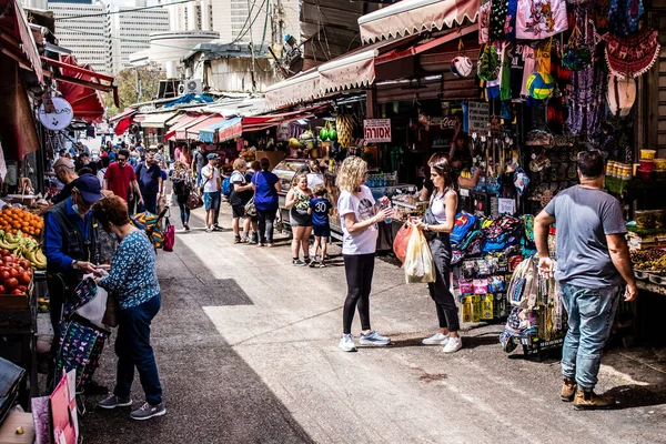 Tel Aviv, İsrail - 18 Nisan 2022 Taze sebze, meyve, zeytin, baharat, erzak, yiyecek ve içecekler Tel Aviv 'deki en ünlü pazarlardan Shuk HaCarmel' de satılıyor.