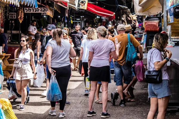 Tel Aviv, İsrail - 18 Nisan 2022 Taze sebze, meyve, zeytin, baharat, erzak, yiyecek ve içecekler Tel Aviv 'deki en ünlü pazarlardan Shuk HaCarmel' de satılıyor.