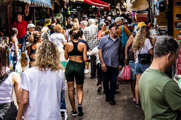 Tel Aviv, İsrail - 18 Nisan 2022 Taze sebze, meyve, zeytin, baharat, erzak, yiyecek ve içecekler Tel Aviv 'deki en ünlü pazarlardan Shuk HaCarmel' de satılıyor.