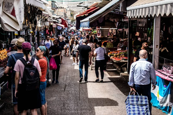 Tel Aviv, İsrail - 18 Nisan 2022 Taze sebze, meyve, zeytin, baharat, erzak, yiyecek ve içecekler Tel Aviv 'deki en ünlü pazarlardan Shuk HaCarmel' de satılıyor.