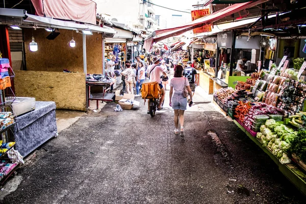 Tel Aviv, İsrail - 18 Nisan 2022 Taze sebze, meyve, zeytin, baharat, erzak, yiyecek ve içecekler Tel Aviv 'deki en ünlü pazarlardan Shuk HaCarmel' de satılıyor.