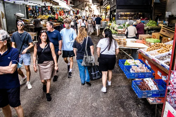 Tel Aviv, İsrail - 18 Nisan 2022 Taze sebze, meyve, zeytin, baharat, erzak, yiyecek ve içecekler Tel Aviv 'deki en ünlü pazarlardan Shuk HaCarmel' de satılıyor.