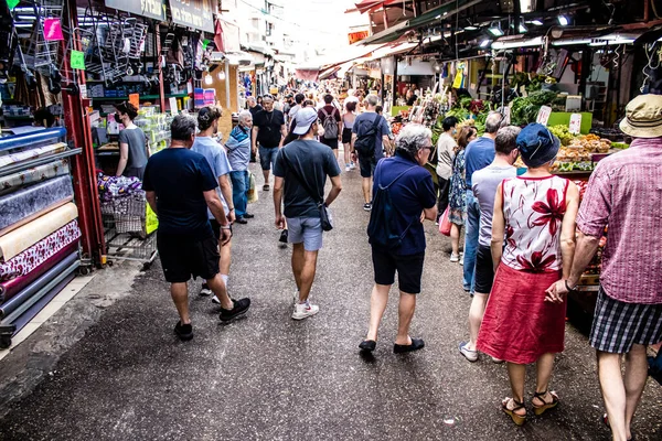 Tel Aviv, İsrail - 18 Nisan 2022 Taze sebze, meyve, zeytin, baharat, erzak, yiyecek ve içecekler Tel Aviv 'deki en ünlü pazarlardan Shuk HaCarmel' de satılıyor.
