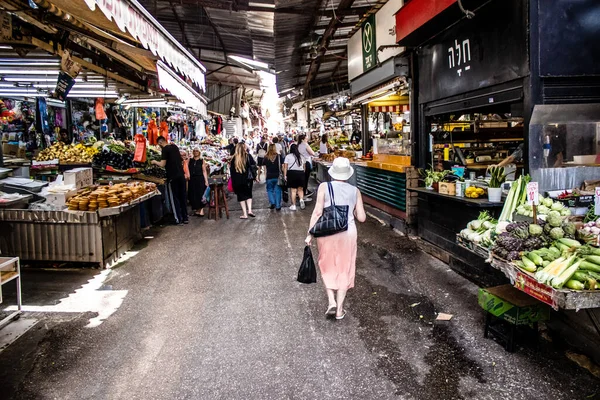 Tel Aviv, İsrail - 18 Nisan 2022 Taze sebze, meyve, zeytin, baharat, erzak, yiyecek ve içecekler Tel Aviv 'deki en ünlü pazarlardan Shuk HaCarmel' de satılıyor.