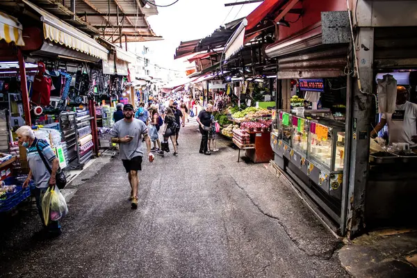 Tel Aviv, İsrail - 18 Nisan 2022 Taze sebze, meyve, zeytin, baharat, erzak, yiyecek ve içecekler Tel Aviv 'deki en ünlü pazarlardan Shuk HaCarmel' de satılıyor.