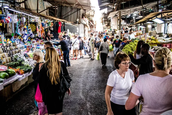 Tel Aviv, İsrail - 18 Nisan 2022 Taze sebze, meyve, zeytin, baharat, erzak, yiyecek ve içecekler Tel Aviv 'deki en ünlü pazarlardan Shuk HaCarmel' de satılıyor.