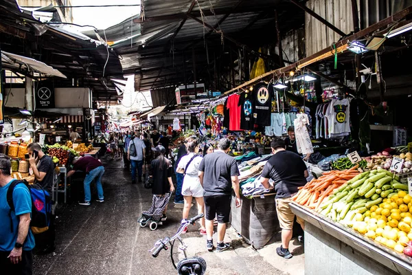 Tel Aviv, İsrail - 18 Nisan 2022 Taze sebze, meyve, zeytin, baharat, erzak, yiyecek ve içecekler Tel Aviv 'deki en ünlü pazarlardan Shuk HaCarmel' de satılıyor.