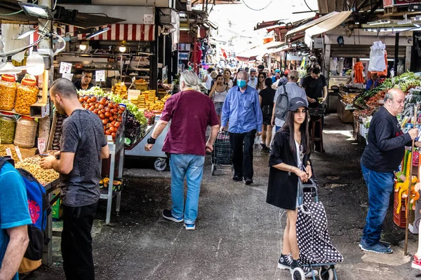 Tel Aviv, İsrail - 18 Nisan 2022 Taze sebze, meyve, zeytin, baharat, erzak, yiyecek ve içecekler Tel Aviv 'deki en ünlü pazarlardan Shuk HaCarmel' de satılıyor.
