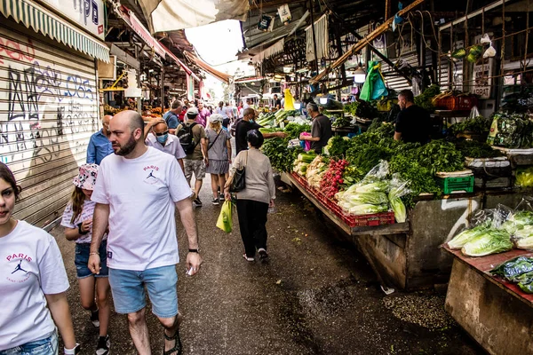 Tel Aviv, İsrail - 18 Nisan 2022 Taze sebze, meyve, zeytin, baharat, erzak, yiyecek ve içecekler Tel Aviv 'deki en ünlü pazarlardan Shuk HaCarmel' de satılıyor.