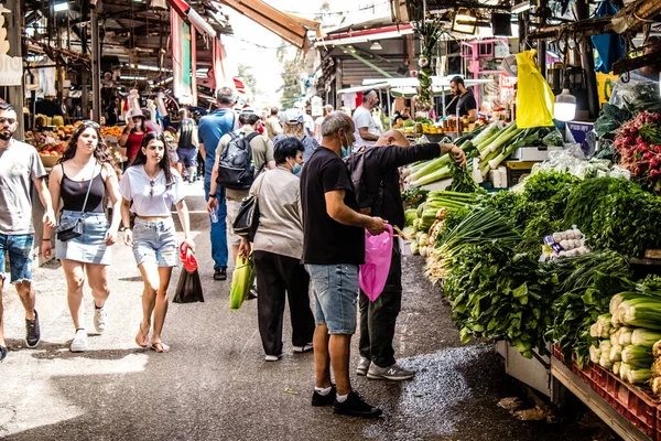 Tel Aviv, İsrail - 18 Nisan 2022 Taze sebze, meyve, zeytin, baharat, erzak, yiyecek ve içecekler Tel Aviv 'deki en ünlü pazarlardan Shuk HaCarmel' de satılıyor.