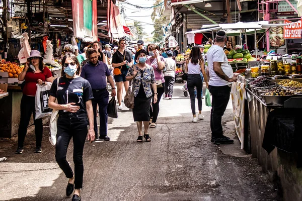 Tel Aviv, İsrail - 18 Nisan 2022 Taze sebze, meyve, zeytin, baharat, erzak, yiyecek ve içecekler Tel Aviv 'deki en ünlü pazarlardan Shuk HaCarmel' de satılıyor.