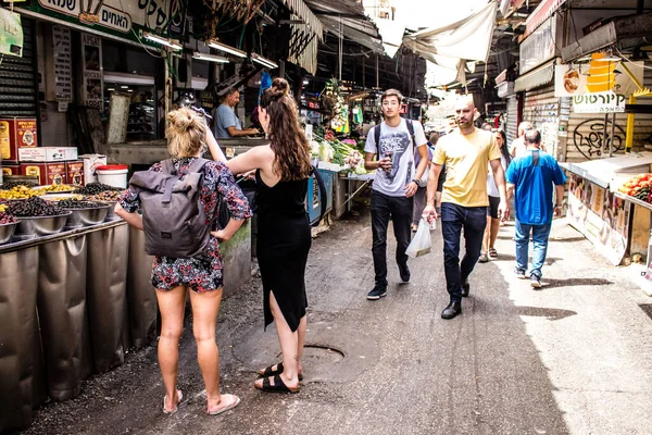 Tel Aviv, İsrail - 18 Nisan 2022 Taze sebze, meyve, zeytin, baharat, erzak, yiyecek ve içecekler Tel Aviv 'deki en ünlü pazarlardan Shuk HaCarmel' de satılıyor.