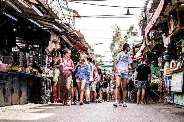 Tel Aviv, İsrail - 18 Nisan 2022 Taze sebze, meyve, zeytin, baharat, erzak, yiyecek ve içecekler Tel Aviv 'deki en ünlü pazarlardan Shuk HaCarmel' de satılıyor.