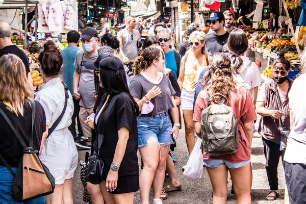 Tel Aviv, İsrail - 18 Nisan 2022 Taze sebze, meyve, zeytin, baharat, erzak, yiyecek ve içecekler Tel Aviv 'deki en ünlü pazarlardan Shuk HaCarmel' de satılıyor.