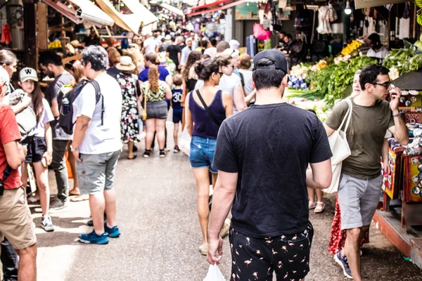 Tel Aviv, İsrail - 18 Nisan 2022 Taze sebze, meyve, zeytin, baharat, erzak, yiyecek ve içecekler Tel Aviv 'deki en ünlü pazarlardan Shuk HaCarmel' de satılıyor.