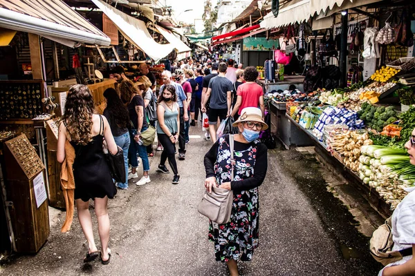 Tel Aviv, İsrail - 18 Nisan 2022 Taze sebze, meyve, zeytin, baharat, erzak, yiyecek ve içecekler Tel Aviv 'deki en ünlü pazarlardan Shuk HaCarmel' de satılıyor.