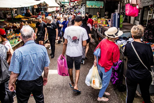 Tel Aviv, İsrail - 18 Nisan 2022 Taze sebze, meyve, zeytin, baharat, erzak, yiyecek ve içecekler Tel Aviv 'deki en ünlü pazarlardan Shuk HaCarmel' de satılıyor.