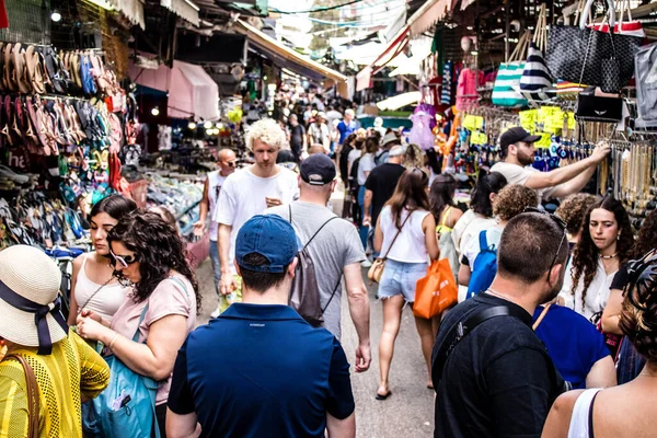 Tel Aviv, İsrail - 18 Nisan 2022 Taze sebze, meyve, zeytin, baharat, erzak, yiyecek ve içecekler Tel Aviv 'deki en ünlü pazarlardan Shuk HaCarmel' de satılıyor.