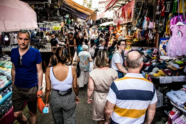 Tel Aviv, İsrail - 18 Nisan 2022 Taze sebze, meyve, zeytin, baharat, erzak, yiyecek ve içecekler Tel Aviv 'deki en ünlü pazarlardan Shuk HaCarmel' de satılıyor.