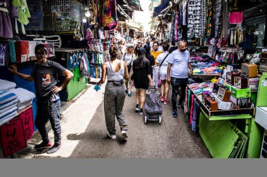 Tel Aviv, İsrail - 18 Nisan 2022 Taze sebze, meyve, zeytin, baharat, erzak, yiyecek ve içecekler Tel Aviv 'deki en ünlü pazarlardan Shuk HaCarmel' de satılıyor.