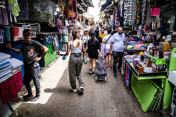 Tel Aviv, İsrail - 18 Nisan 2022 Taze sebze, meyve, zeytin, baharat, erzak, yiyecek ve içecekler Tel Aviv 'deki en ünlü pazarlardan Shuk HaCarmel' de satılıyor.