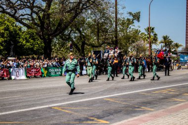 Seville, İspanya - 01 Mayıs 2022 İspanyol Lejyonu 'ndan profesyonel askerlerin geçidi, İspanyol Ordusu' nun bu askeri birliği Feria 'nın fırlatılması için Seville sokaklarında geçit töreni düzenliyor.