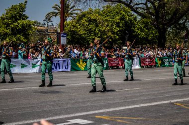Seville, İspanya - 01 Mayıs 2022 İspanyol Lejyonu 'ndan profesyonel askerlerin geçidi, İspanyol Ordusu' nun bu askeri birliği Feria 'nın fırlatılması için Seville sokaklarında geçit töreni düzenliyor.