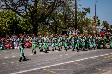 Seville, İspanya - 01 Mayıs 2022 İspanyol Lejyonu 'ndan profesyonel askerlerin geçidi, İspanyol Ordusu' nun bu askeri birliği Feria 'nın fırlatılması için Seville sokaklarında geçit töreni düzenliyor.