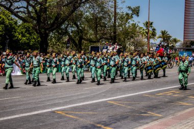 Seville, İspanya - 01 Mayıs 2022 İspanyol Lejyonu 'ndan profesyonel askerlerin geçidi, İspanyol Ordusu' nun bu askeri birliği Feria 'nın fırlatılması için Seville sokaklarında geçit töreni düzenliyor.